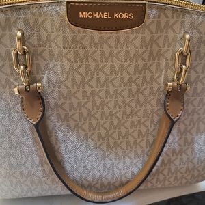 🎉🎉SOLD OUTSIDE OF POSHMARK 🎉🎉Michael Kors Handbag